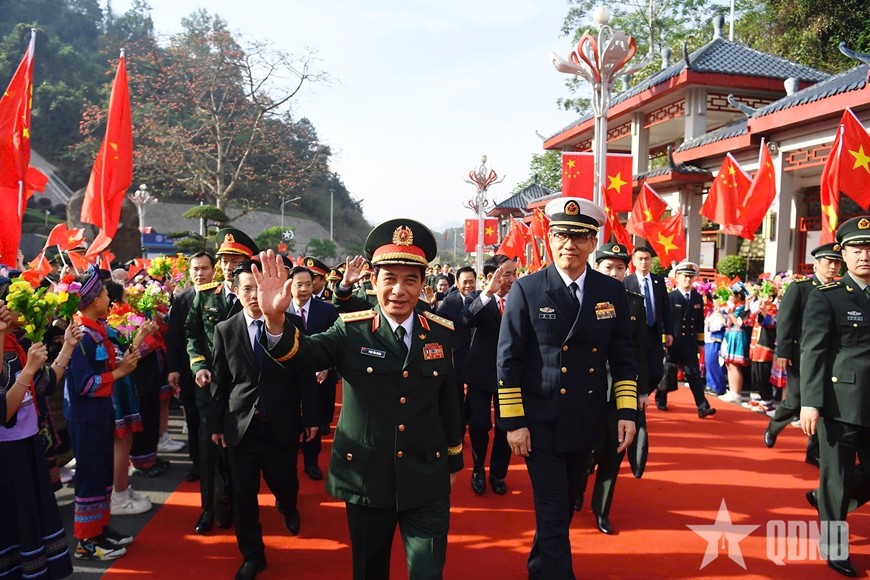 Lễ đón đoàn Việt Nam tại cửa khẩu Hữu Nghị Quan (Trung Quốc) được tiến hành trang trọng dưới sự chủ trì của Thượng tướng Đổng Quân, Bộ trưởng Bộ Quốc phòng Trung Quốc. (Ảnh: Báo Quân đội nhân dân)