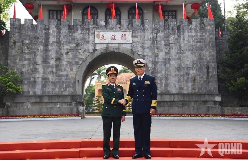Bộ trưởng Đổng Quân và Bộ trưởng Phan Văn Giang tại lễ đón đoàn Việt Nam (Ảnh: Báo Quân đội nhân dân)