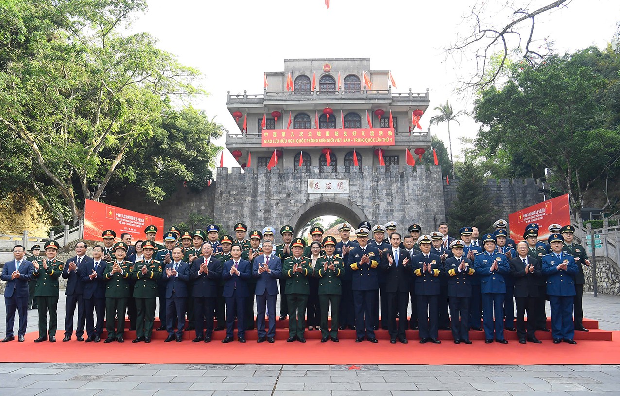 Tại Trung Quốc, đoàn đại biểu cấp cao Bộ Quốc phòng Việt Nam sẽ tham gia nhiều hoạt động như: tham quan Khu du lịch Hữu Nghị Quan; thăm Đại đội Biên phòng Cửa khẩu Hữu Nghị Quan; chứng kiến biên đội tuần tra của hải quân hai nước báo cáo trực tuyến trước khi tiến hành tuần tra liên hợp; trồng cây hữu nghị. Đoàn cũng sẽ tham quan cửa khẩu thông minh tại Cửa khẩu Hữu Nghị Quan; thôn kiểu mẫu Chu Liên, huyện Ninh Minh; thăm Trường tiểu học số 4 thành phố Bằng Tường. Trong ảnh, đại biểu hai bên chụp ảnh lưu niệm. (Ảnh: Báo Hải quân Việt Nam)