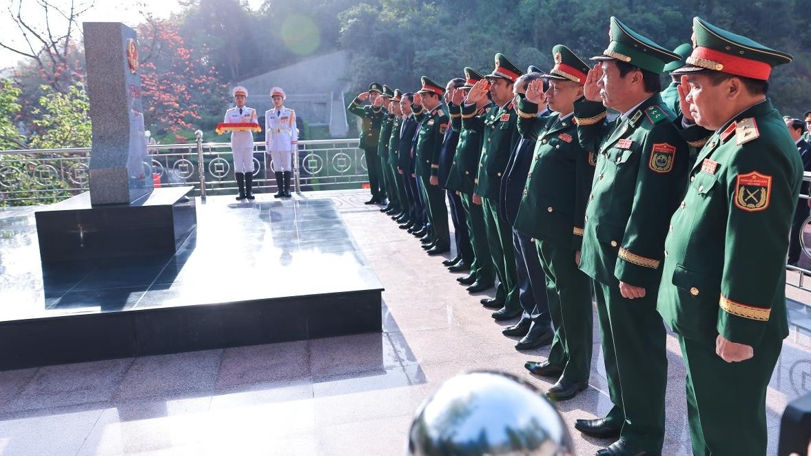 [Ảnh] Bộ trưởng Quốc phòng Phan Văn Giang tô son cột mốc biên giới Việt - Trung