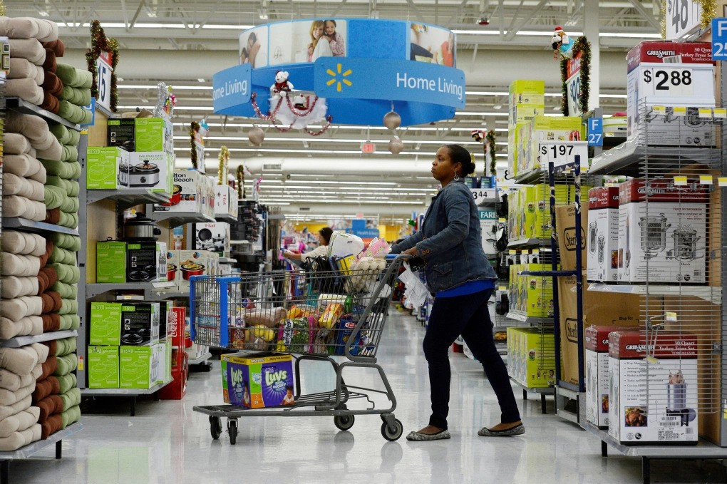 Khách hàng tại một siêu thị của Walmart ở Porter Ranch section, Los Angeles. Ảnh: Reuters