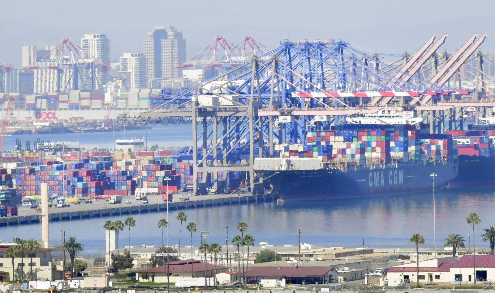 Hoạt động tại cảng hàng hóa Long Beach ở California, Mỹ. Ảnh: AFP