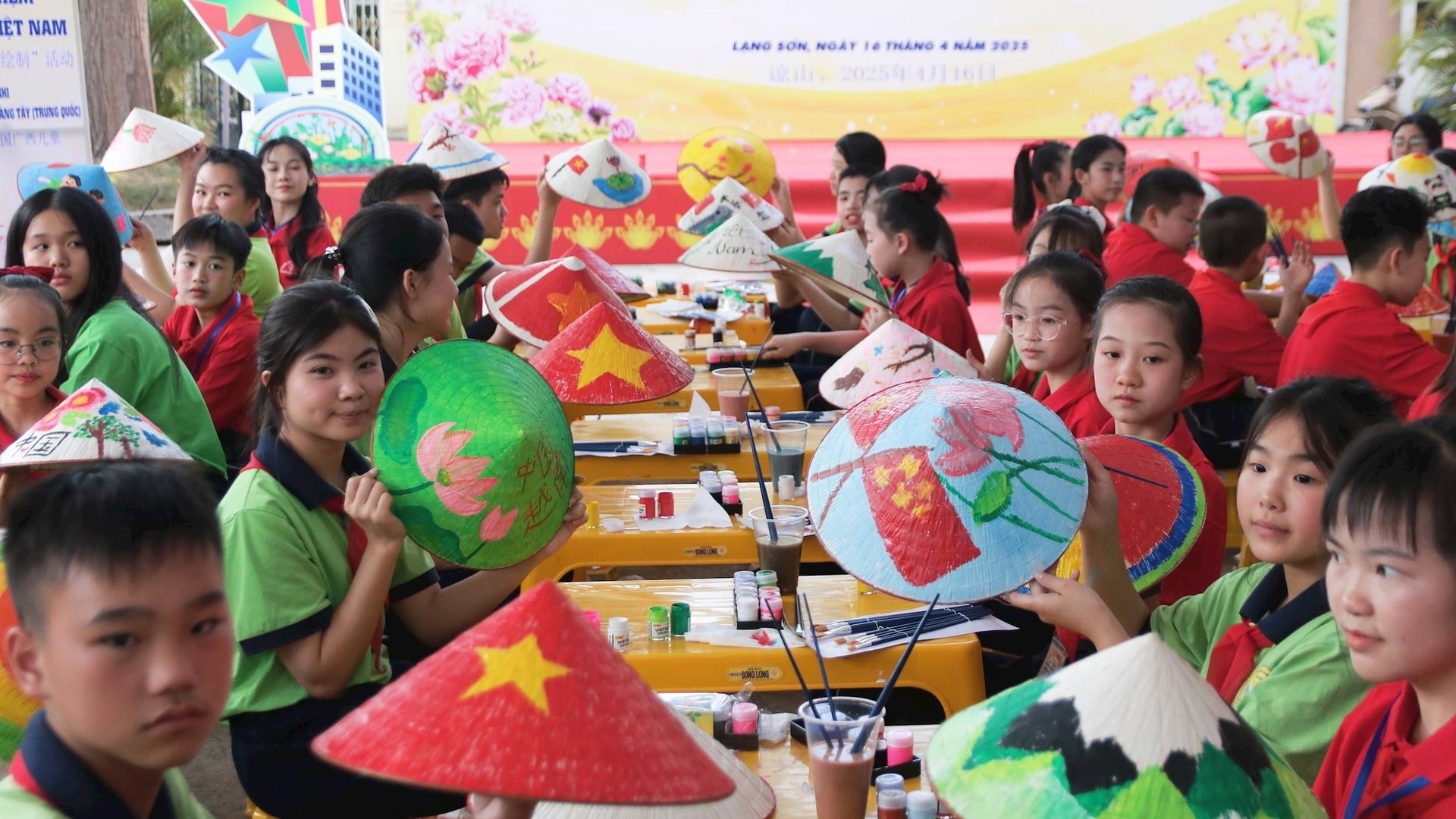 Giao lưu "Khăn hồng hữu nghị" gắn kết thiếu nhi biên giới Việt Nam - Trung Quốc
