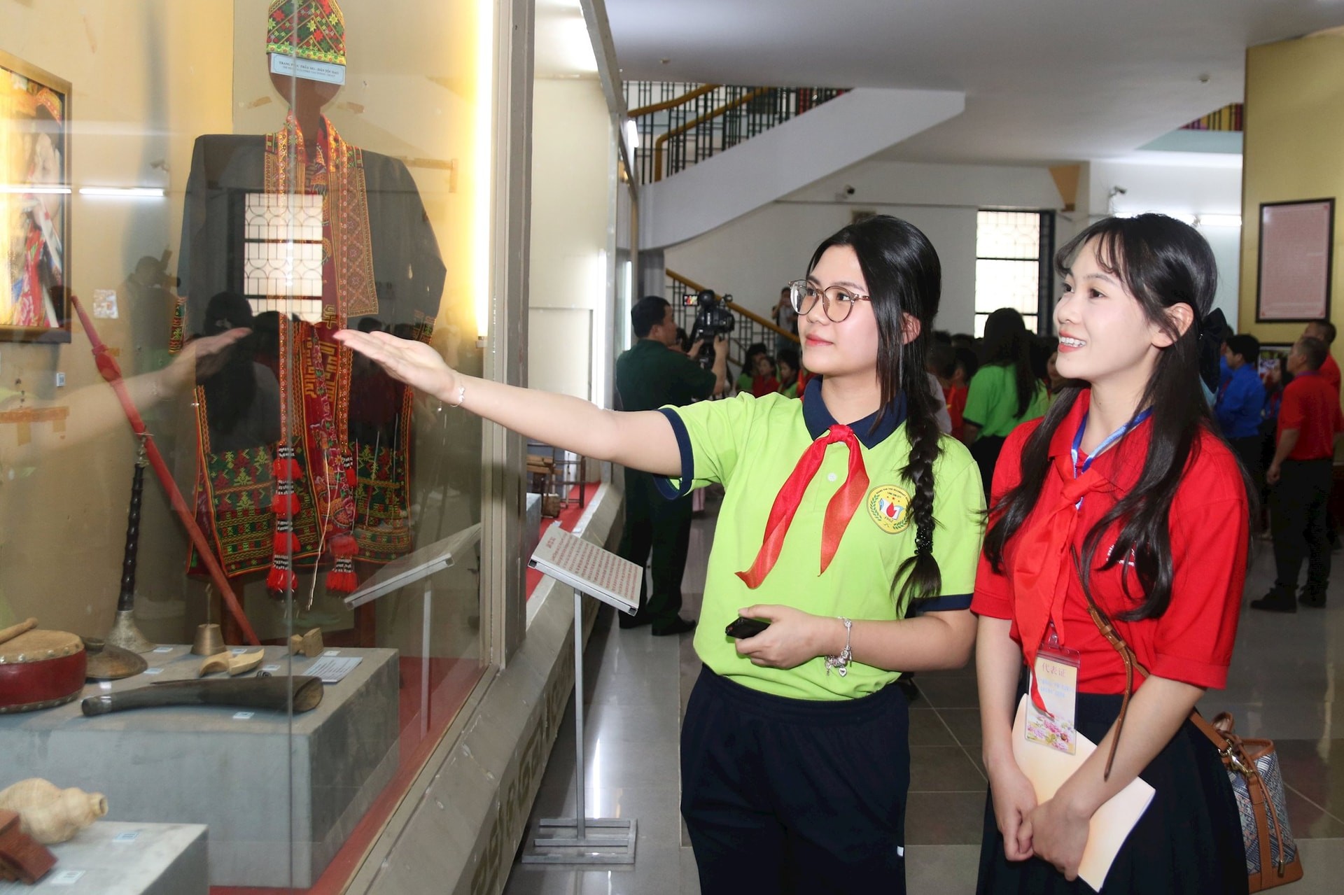 học sinh Việt Nam giới thiệu, chia sẻ những hiểu biết về hiện vật trưng bày tại Bảo tàng đến học sinh Trung Quốc. 