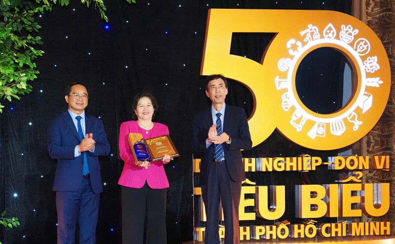 Bà Mai Kiều Liên đại diện Vinamilk đón nhân cúp vinh danh Top 50 doanh nghiệp, đơn vị tiêu biểu của TP.HCM từ lãnh đạo Thành phố.
