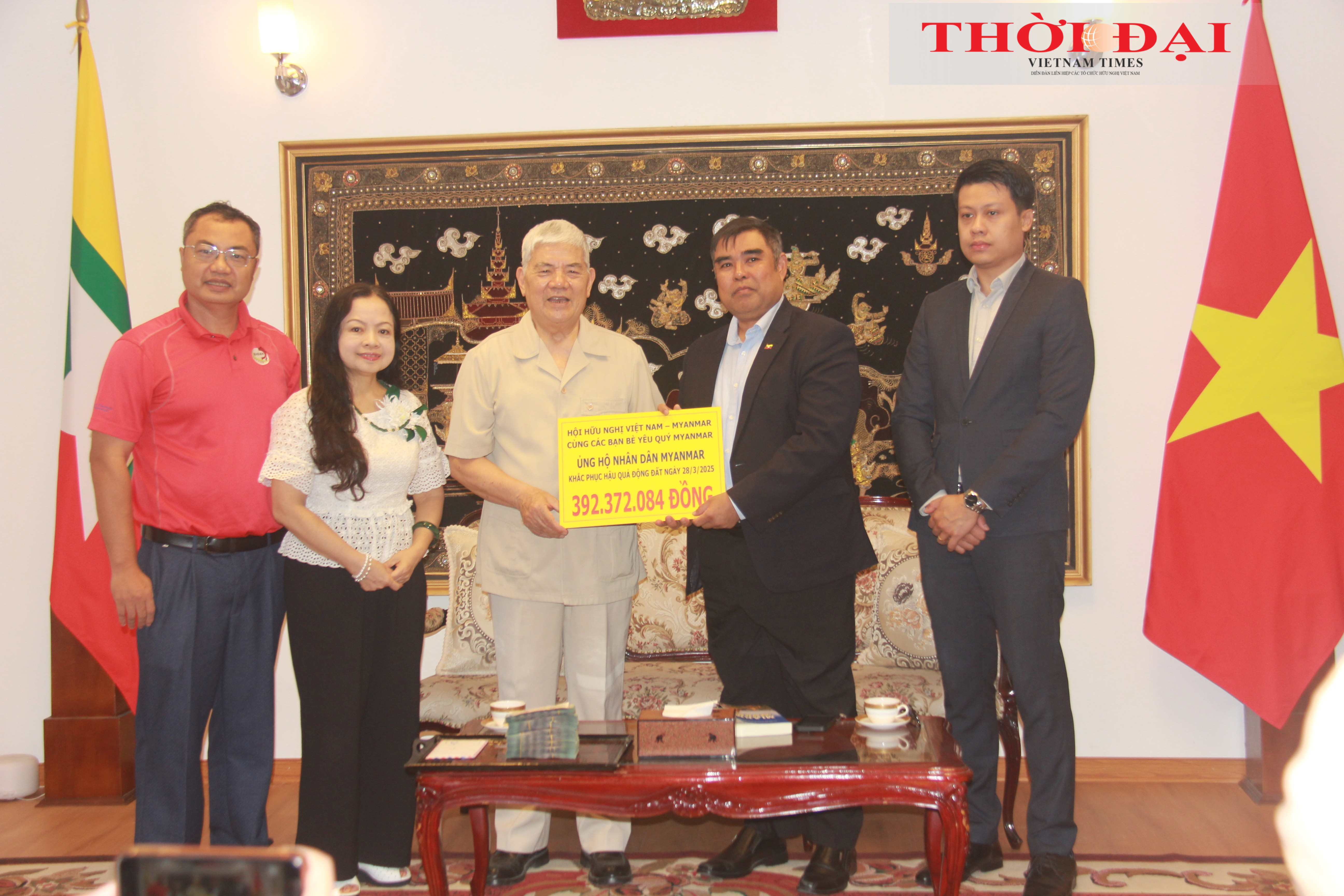 Chủ tịch Hội hữu nghị Việt Nam - Myanmar Chu Công Phùng (thứ ba từ trái sang) trao số tiền ủng hộ cho Đại biện lâm thời Đại sứ quán Myanmar tại Việt Nam Soe Ko Ko (thứ hai từ phải sang). (Ảnh: Thành Luân)