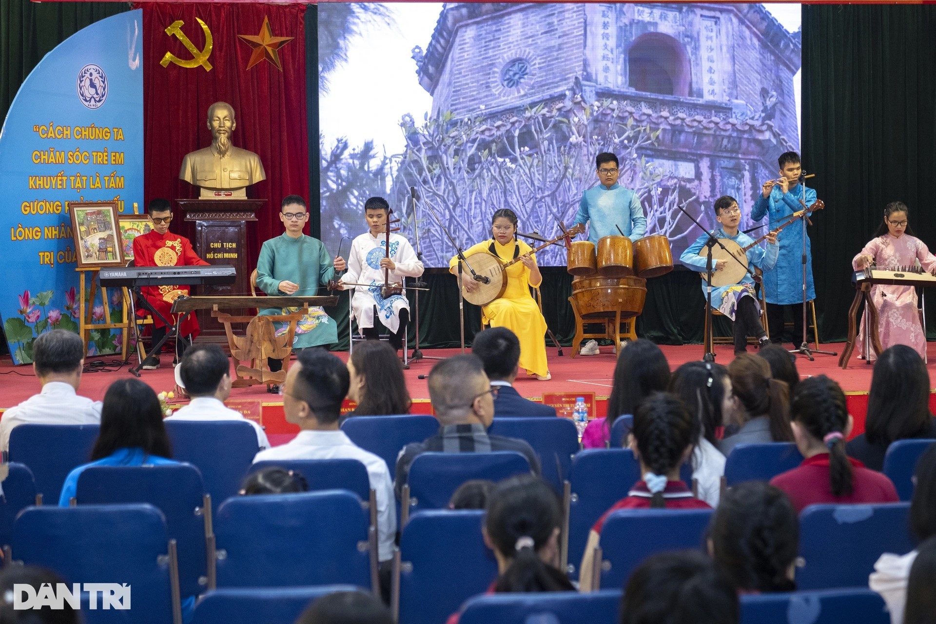 các em học sinh Trường Phổ thông cơ sở Nguyễn Đình Chiểu đã trình bày các tiết mục văn nghệ,