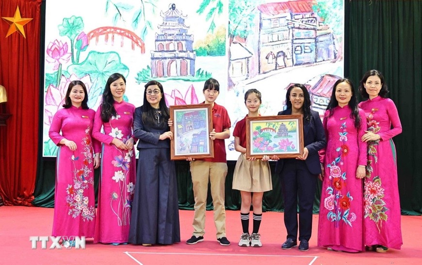 Phu nhân Thủ tướng hai nước nhận món quà đặc biệt là những bức tranh do chính các em học sinh khiếm thị sáng tác