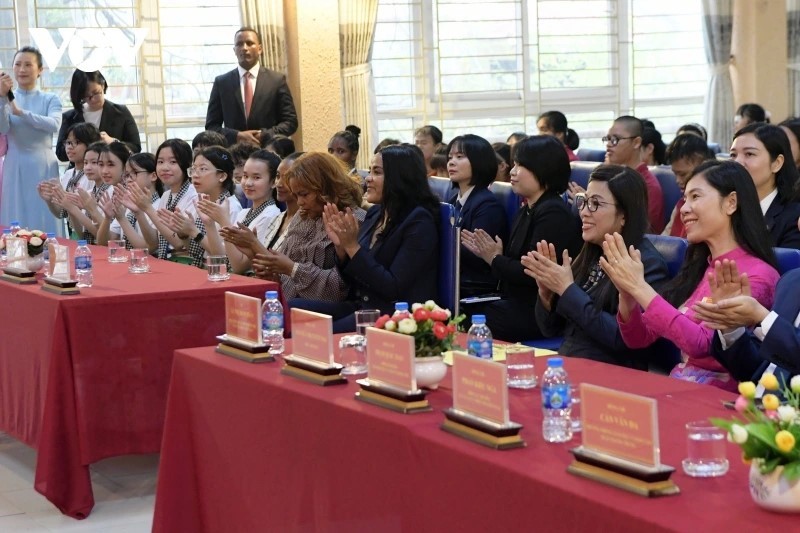Phu nhân Lê Thị Bích Trân và Phu nhân Thủ tướng Ethiopia Zinash Tayachew đã xem màn trình diễn nghệ thuật của các em nhỏ, lắng nghe thầy cô và học sinh chia sẻ về các hoạt động của trường PTCS Nguyễn Đình Chiểu.