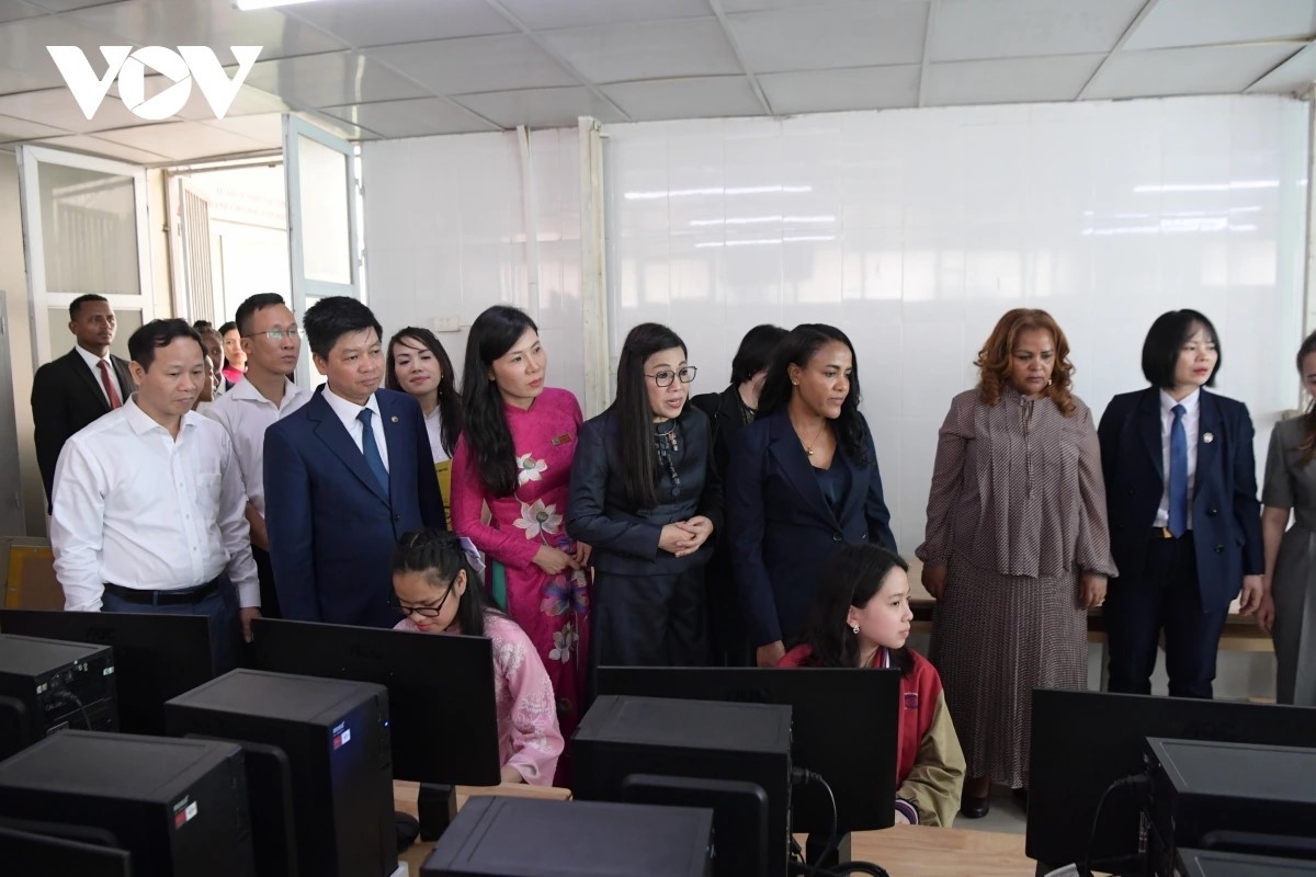 Phu nhân Lê Thị Bích Trân và Phu nhân Zinash Tayachew đã tham quan cơ sở vật chất Trường Phổ thông cơ sở Nguyễn Đình Chiểu