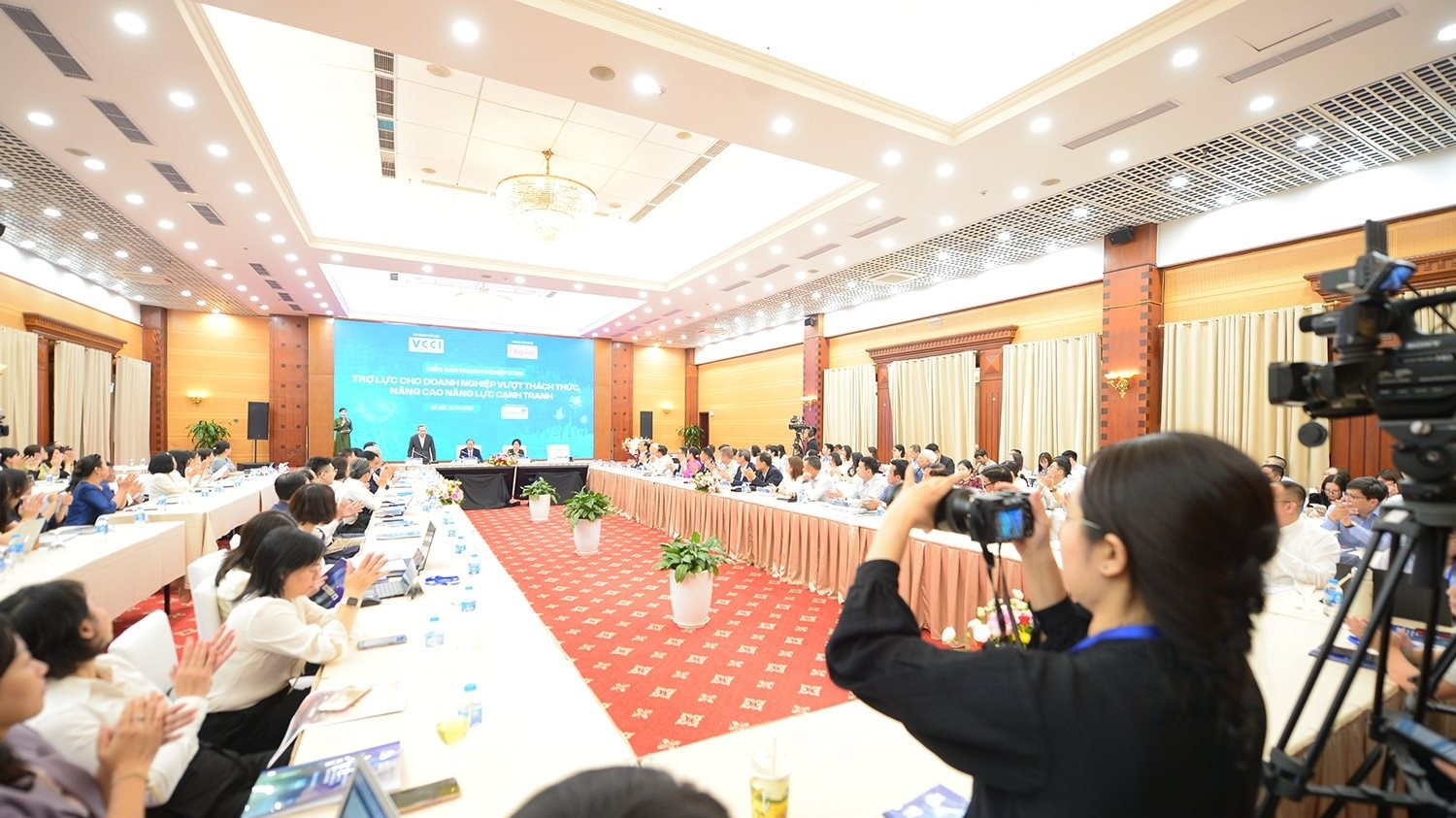 Toàn cảnh Diễn đàn Doanh nghiệp 2025: Trợ lực cho doanh nghiệp vượt thách thức, nâng cao năng lực cạnh tranh, do Tạp chí Diễn đàn Doanh nghiệp tổ chức chiều 17/4/2025.