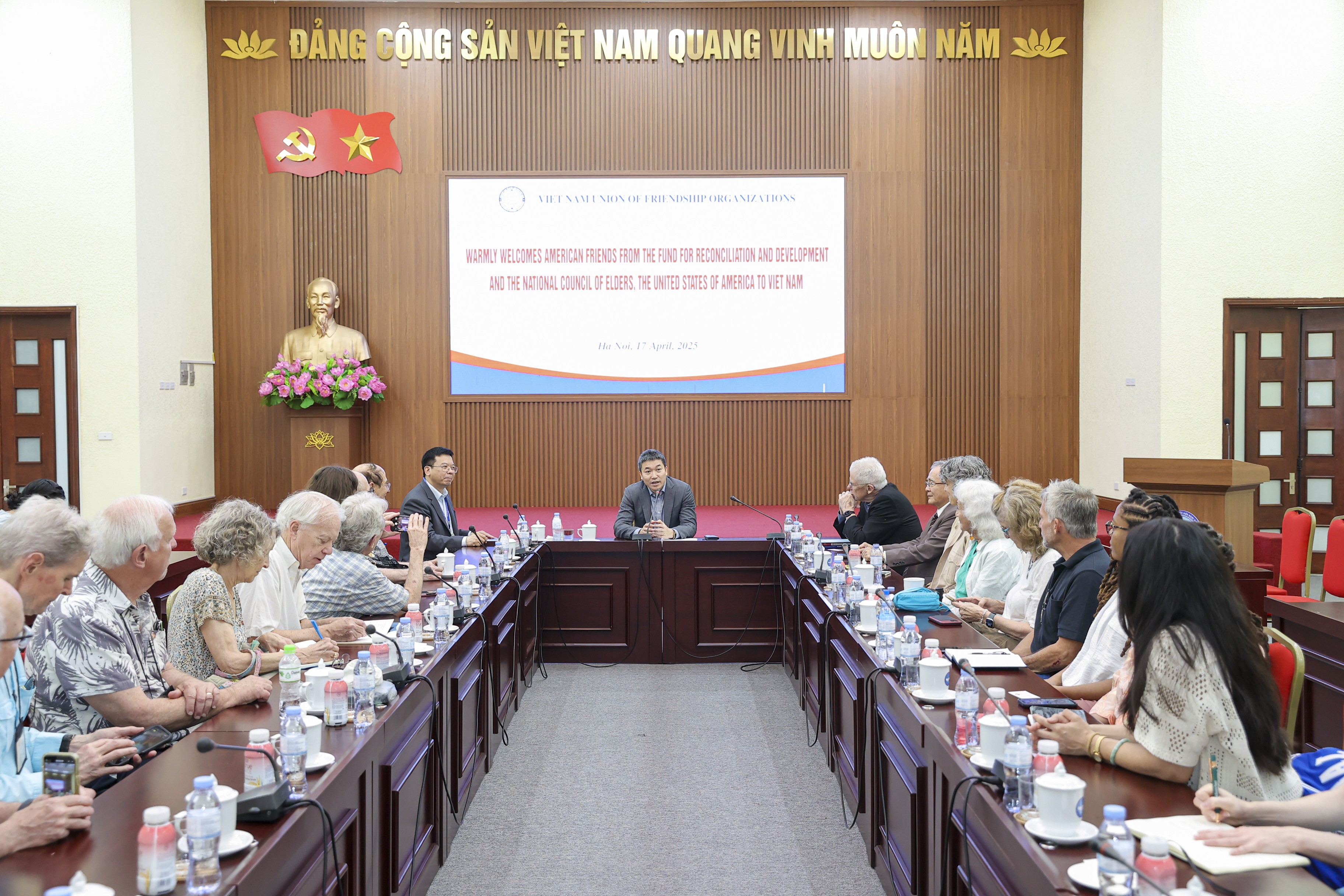 Chủ tịch VUFO Phan Anh Sơn (giữa) tiếp đoàn Quỹ Hòa giải và Phát triển (FRD) và Hội đồng quốc gia người cao tuổi Hoa Kỳ (NCOE), ngày 17/4 tại Hà Nội.