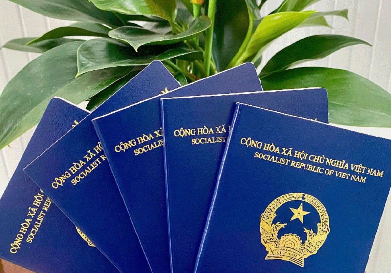 Lệ phí làm hộ chiếu online năm 2025 hết bao nhiêu tiền?