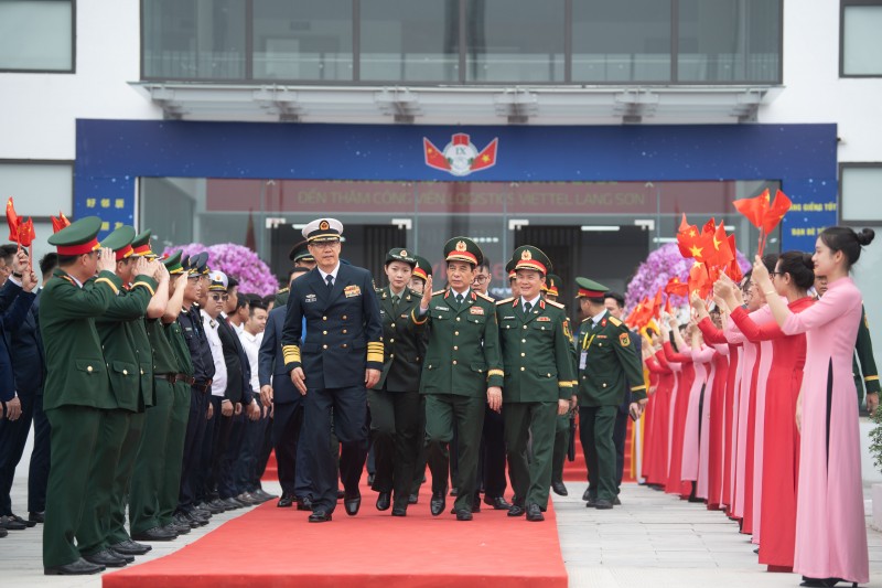 Bộ trưởng Quốc phòng Việt Nam và Trung Quốc thăm Công viên Logistics Viettel