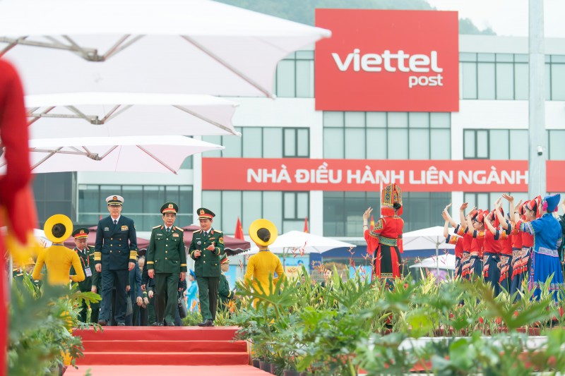 Bộ trưởng Quốc phòng Việt Nam và Trung Quốc thăm Công viên Logistics Viettel