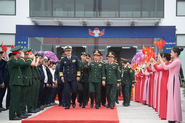 Bộ trưởng Quốc phòng Việt Nam và Trung Quốc thăm Công viên Logistics Viettel