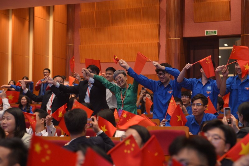 Đại biểu thanh niên hai nước cùng hoà ca vào những giai điệu, lời ca, tiếng hát. (Ảnh: doanthanhnien.vn)