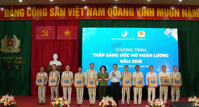 Thắp sáng ước mơ hoàn lương cho phạm nhân