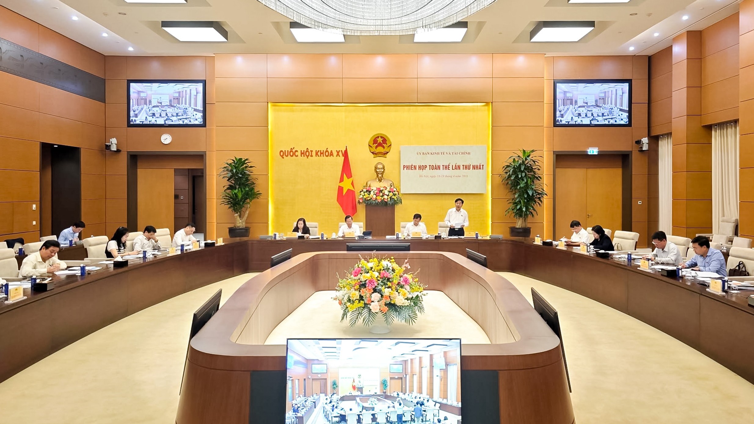 Tăng cường hỗ trợ doanh nghiệp, đảm bảo an sinh trước biến động kinh tế toàn cầu