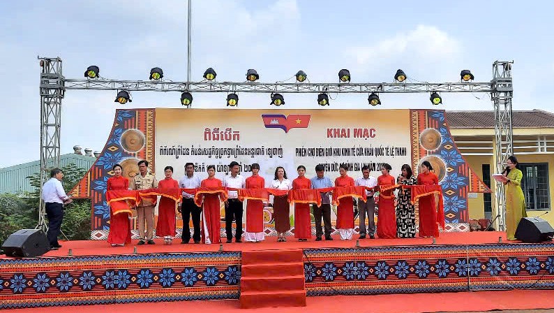 Phiên chợ biên giới 2025: Giao thương sản vật, vun đắp nghĩa tình