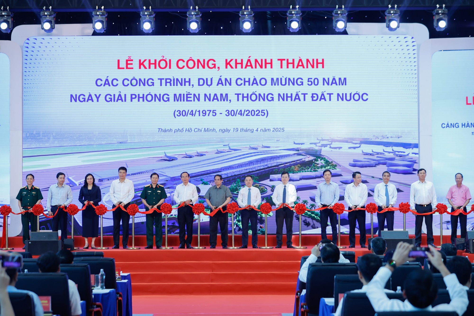 Thủ tướng Chính phủ và các đại biểu thực hiện nghi thức cắt băng khởi công, khánh thành các công trình, dự án chào mừng 50 năm Ngày Giải phóng miền Nam, thống nhất đất nước. (Ảnh: Báo Chính phủ)
