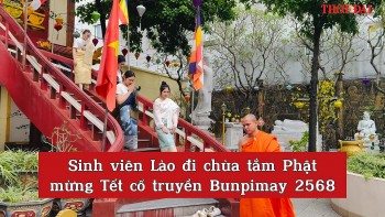 Sinh viên Lào đi chùa tắm Phật mừng Tết cổ truyền Bunpimay