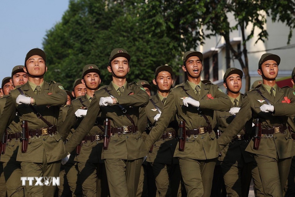 Hợp luyện lực lượng tham gia diễu binh kỷ niệm 50 năm Ngày Giải phóng miền Nam Hợp luyện lực lượng tham gia diễu binh kỷ niệm 50 năm Ngày Giải phóng miền Nam