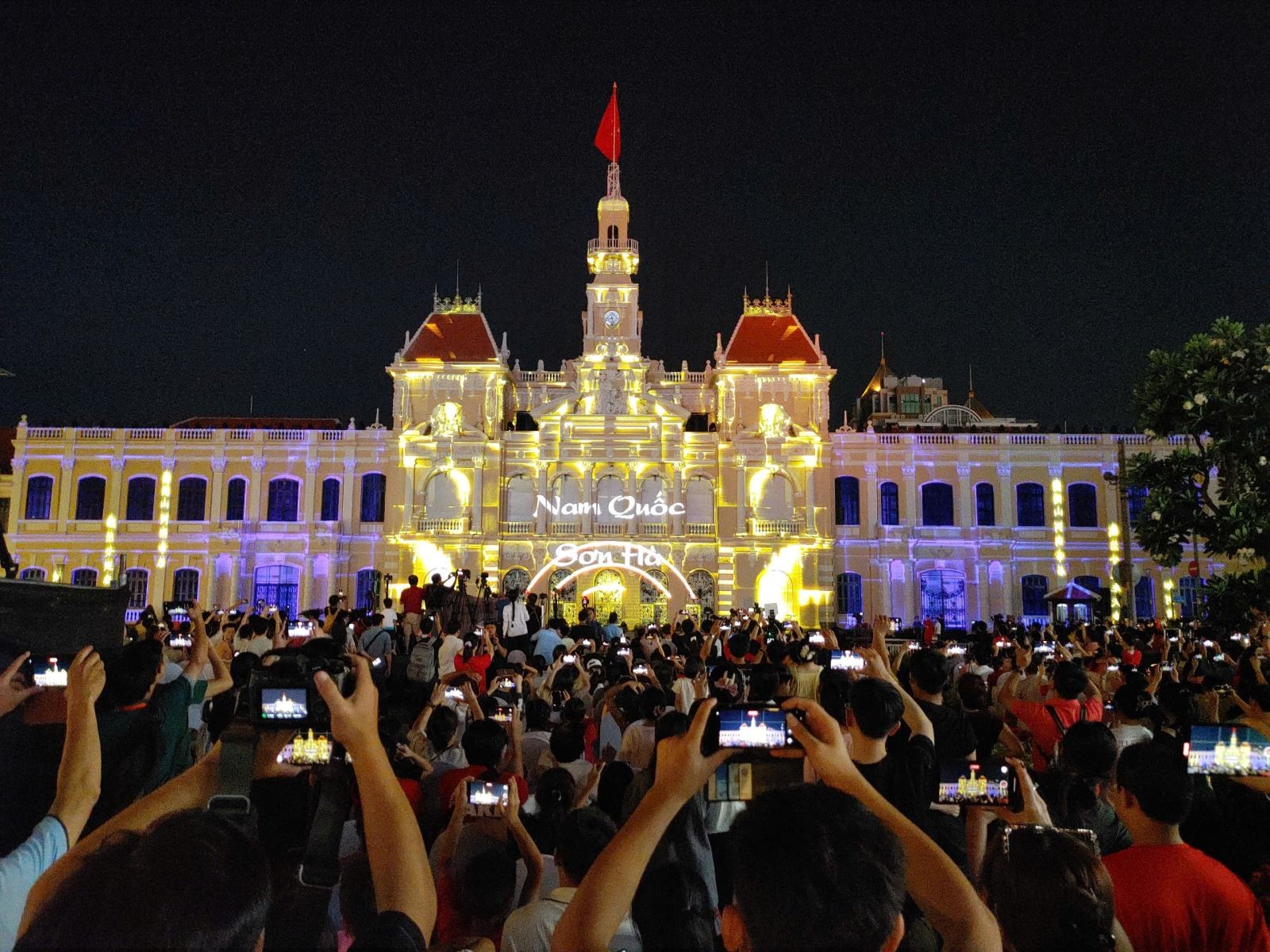 Đội nghệ thuật của Pháp, Bỉ, Singapore, Việt Nam trình diễn 3D mapping mở màn chuỗi hoạt động 