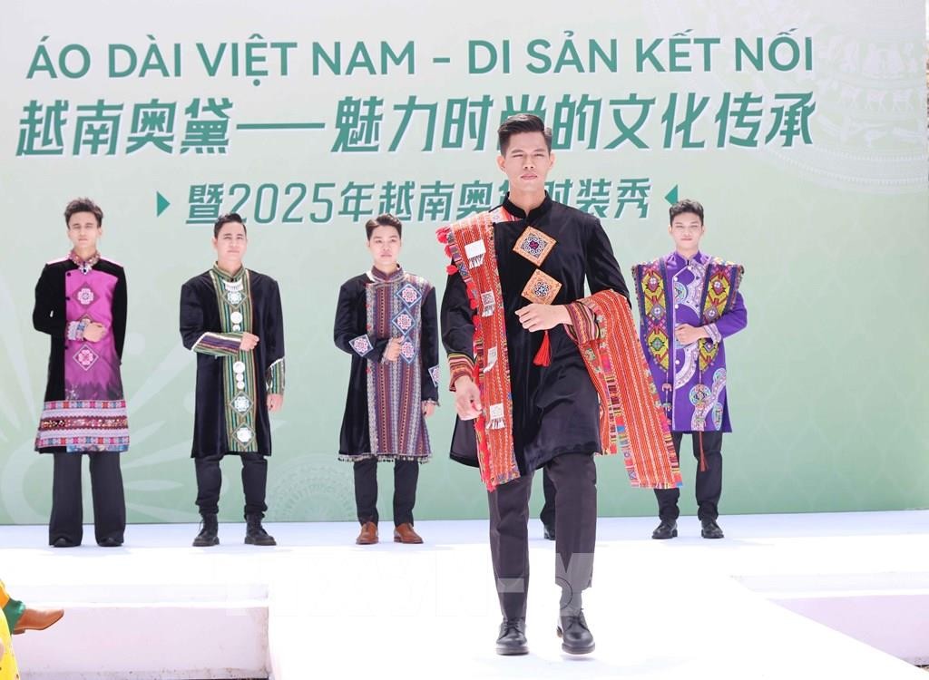 Áo dài Việt Nam rực rỡ tại Bắc Kinh