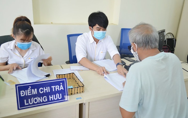 Người cao tuổi nhận lương hưu tại điểm chi trả. (Ảnh minh họa: KT)
