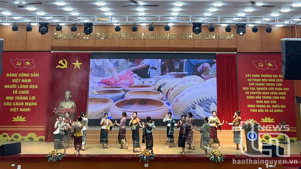 Tiết mục văn nghệ do sinh viên Lào biểu diễn tại chương trình.
