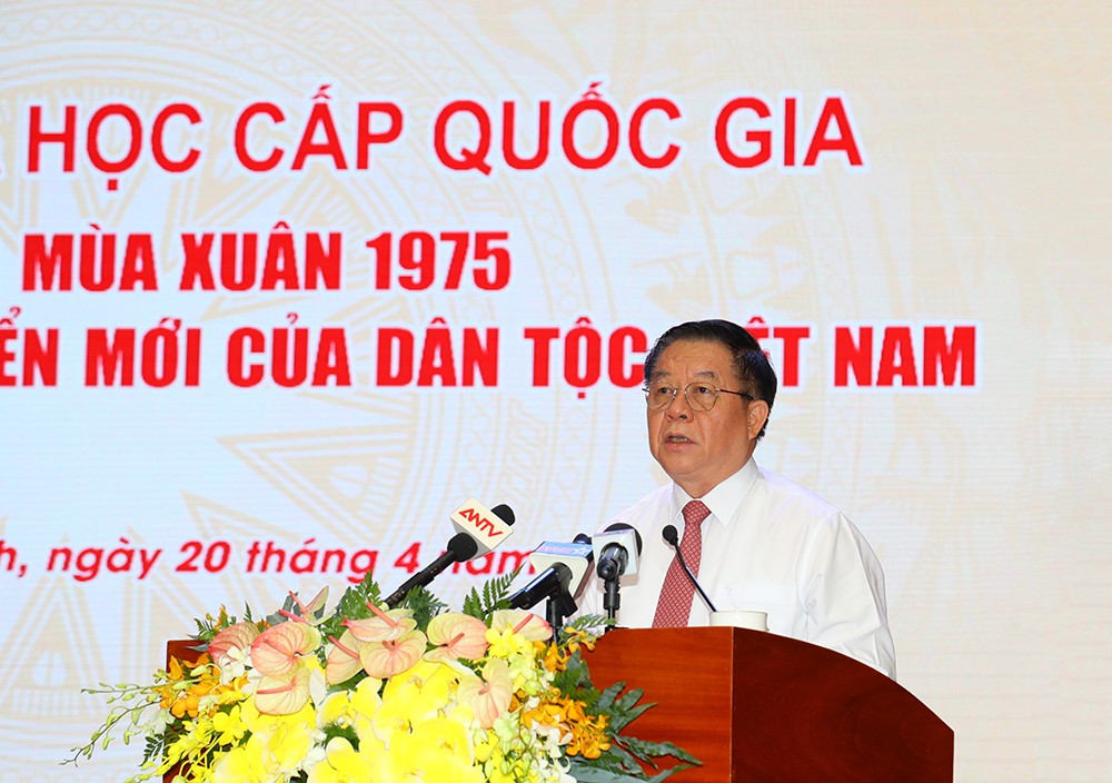 Trưởng ban Tuyên giáo và Dân vận Trung ương Nguyễn Trọng Nghĩa trình bày báo cáo đề dẫn hội thảo. (Ảnh: Bộ Quốc phòng)