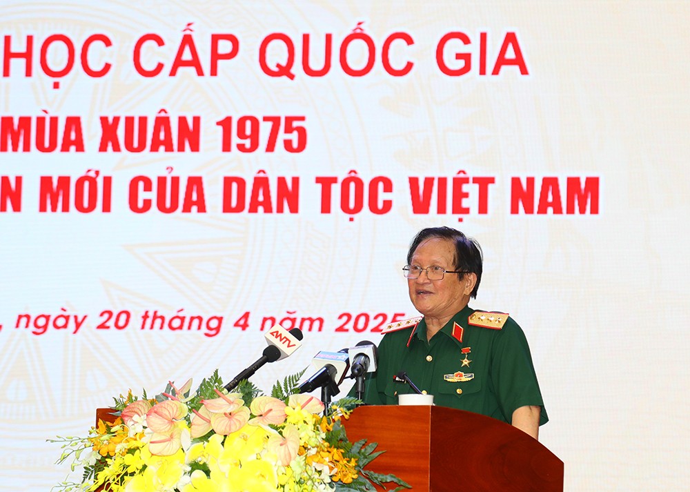 Thượng tướng, Anh hùng Lực lượng vũ trang nhân dân Nguyễn Huy Hiệu, nguyên Ủy viên Trung ương Đảng, nguyên Thứ trưởng Bộ Quốc phòng phát biểu tại hội thảo.