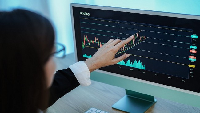 Thị trường tìm sự cân bằng giữa rủi ro thuế quan 2025 và cơ hội kết quả kinh doanh quý I