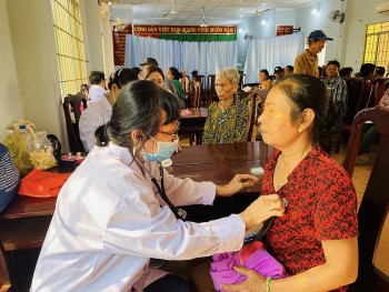 Phối hợp khám chữa bệnh cho người dân biên giới Việt Nam - Campuchia