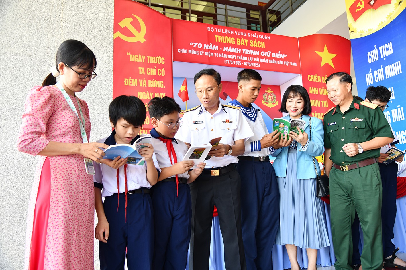 Đại tá Ngô Văn Thành, Chính ủy Vùng 5 Hải quân (thứ 4 từ trái qua) động viên các em học sinh trên địa bàn tích cực đọc sách trau dồi kiến thức