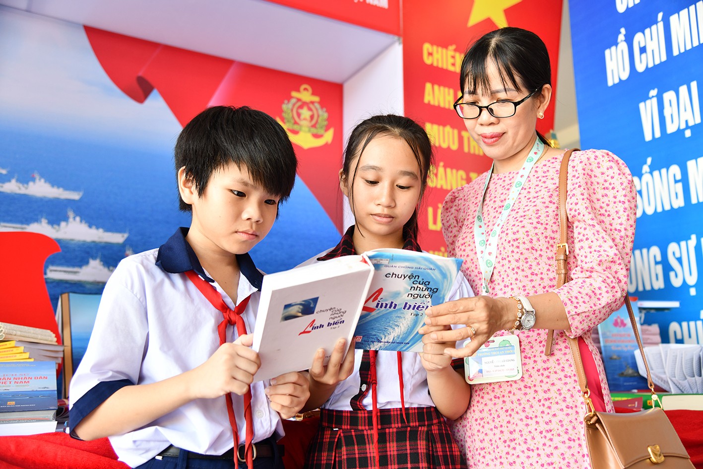 Cô và trò Trường Trung học cơ sở An Thới 1, TP. Phú Quốc, tỉnh Kiên Giang đọc sách tại triển lãm