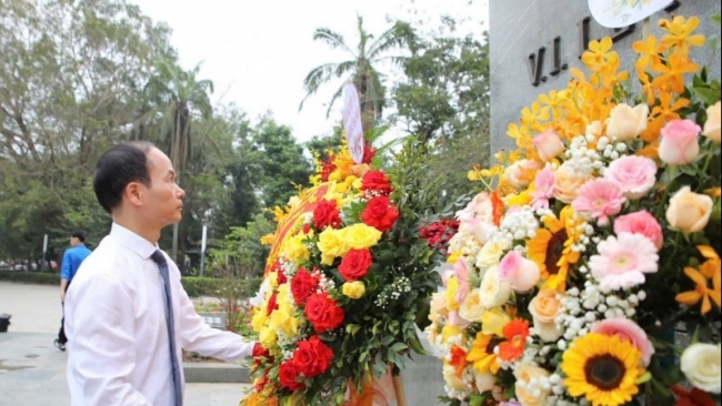 Hội hữu nghị Việt - Nga dâng hoa kỷ niệm 155 năm ngày sinh V.I.Lênin