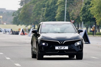 Trải nghiệm VinFast VF 7 từ người dùng: “Mua xe rồi, đi đâu cũng chỉ muốn dùng ô tô”
