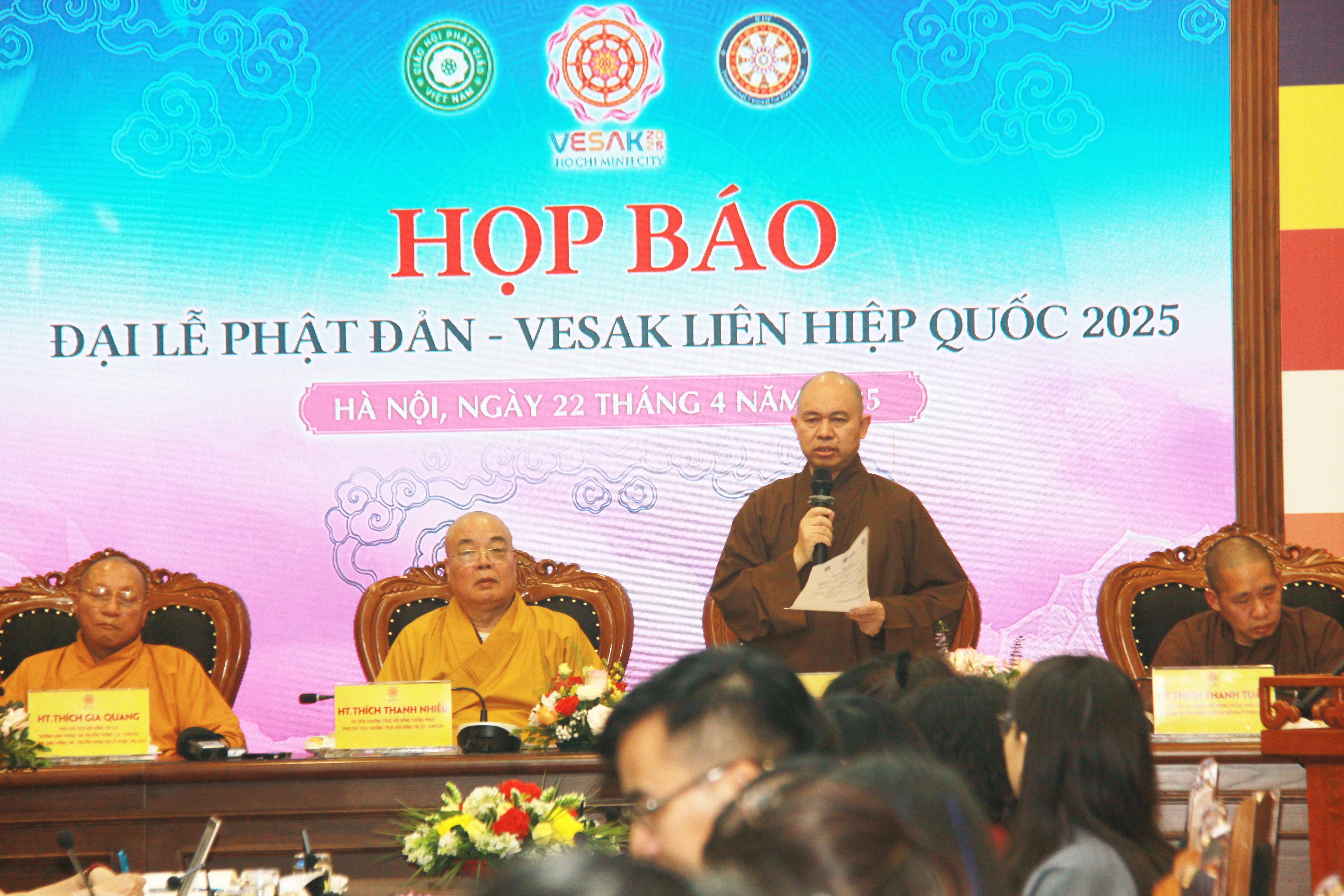 Thượng tọa Thích Đức Thiện phát biểu tại họp báo. (Ảnh: Thành Luân)
