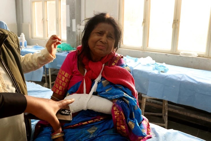 Một nạn nhân bị thương sau vụ tấn công được chăm sóc tại bệnh viện - Ảnh: REUTERS