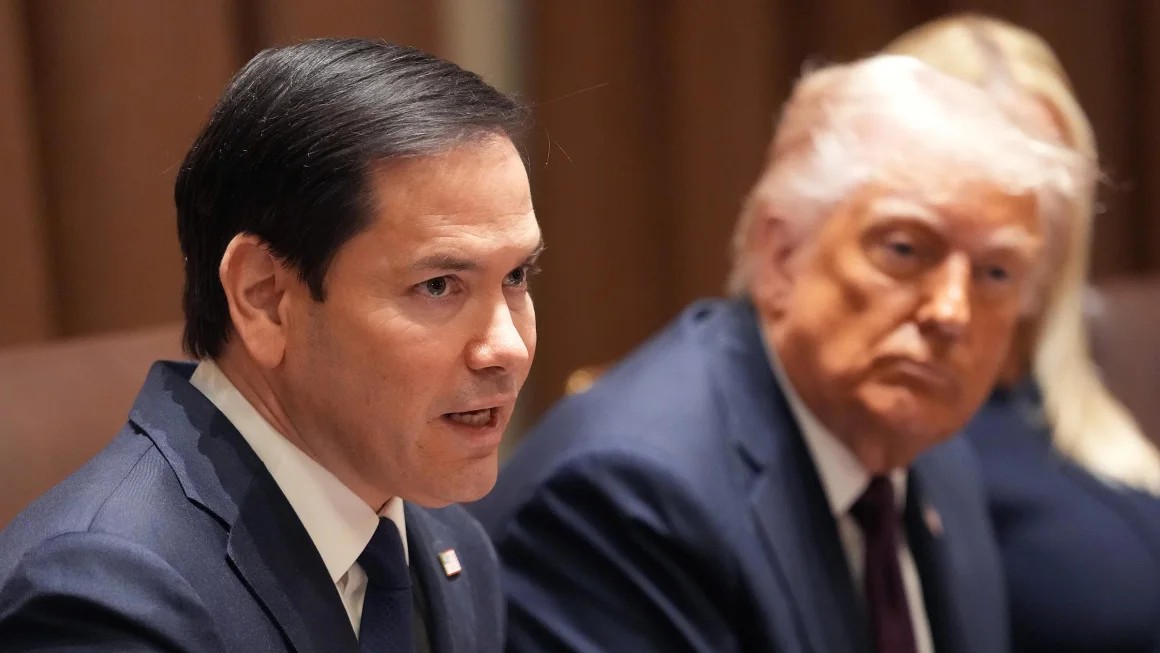 Ngoại trưởng Mỹ Marco Rubio phát biểu cùng Tổng thống Donald Trump trong cuộc họp nội các tại Nhà Trắng vào ngày 24/3 tại Washington, DC. (Ảnh: Getty)