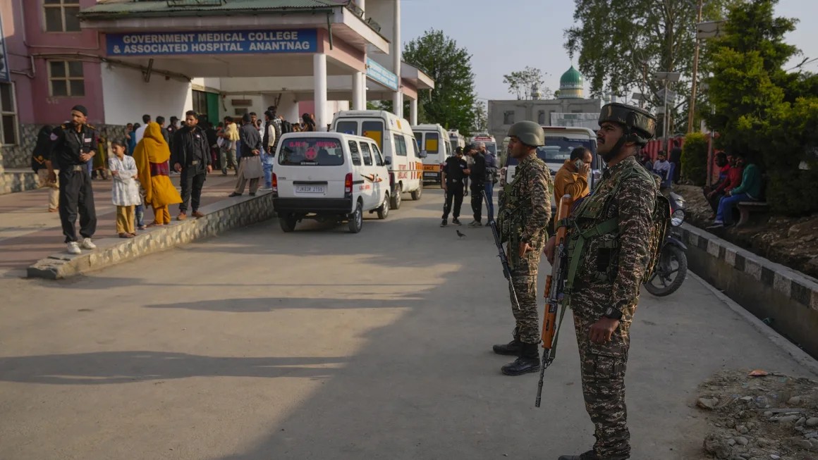 Lực lượng an ninh Ấn Độ đứng gác bên ngoài một bệnh viện ở quận Anantnag, Jammu và Kashmir, sau vụ xả súng nhằm vào du khách tại điểm du lịch Pahalgam, ngày 22/4. (Ảnh: AP)
