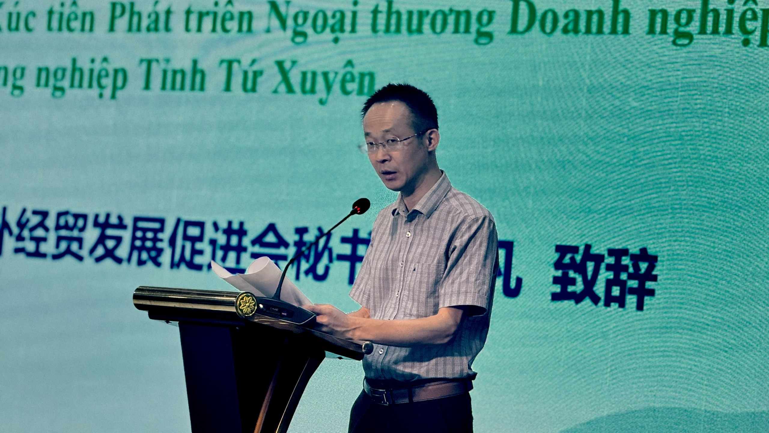 Tổng thư ký Hội Xúc tiến Phát triển Ngoại thương doanh nghiệp Khu công nghiệp tỉnh Tứ Xuyên Hùng Phàm phát biểu. (Ảnh: Minh Đức)
