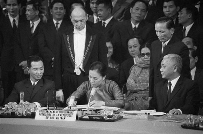Bộ trưởng Ngoại giao Chính phủ Cách mạng lâm thời Cộng hòa miền Nam Việt Nam Nguyễn Thị Bình ký Định ước của Hội nghị quốc tế về Việt Nam, ngày 2/3/1973. (Ảnh: Tư liệu quốc tế/TTXVN phát)