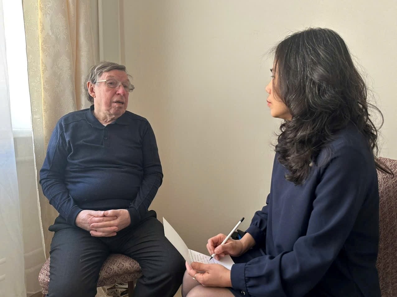 Ông Viktor Petrov trao đổi với phóng viên báo Nhân Dân