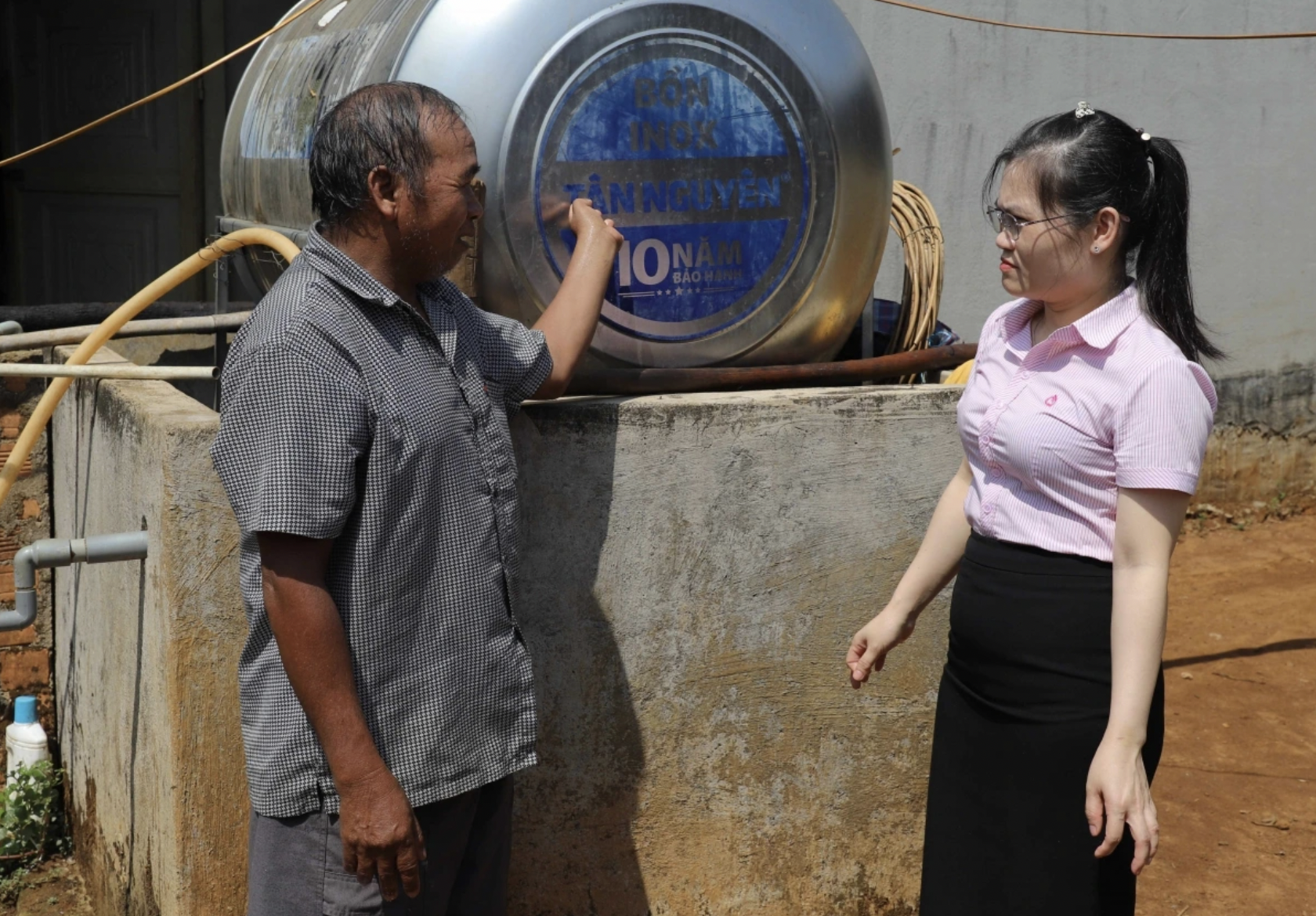 Cán bộ Ngân hàng chính sách, hướng dẫn hộ vay sử dụng vốn đúng mục đích, hiệu quả. (Ảnh: VOV.VN)