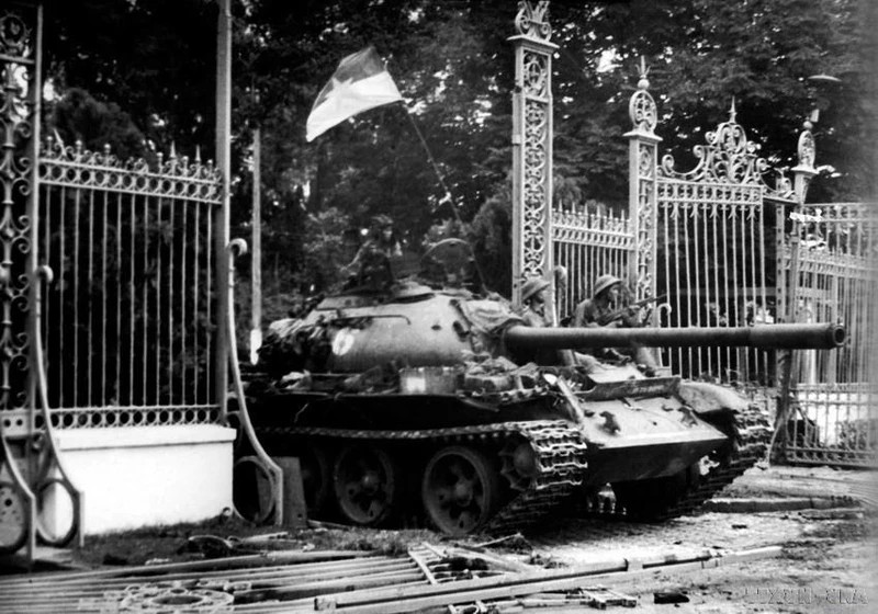 11 giờ 30 phút ngày 30/4/1975, xe tăng quân Giải phóng băng qua cánh cổng sắt, đánh chiếm Phủ Tổng thống ngụy Sài Gòn, sào huyệt cuối cùng của quân địch, kết thúc oanh liệt cuộc trường chinh 30 năm chống ngoại xâm của dân tộc. (Ảnh: TTXVN)