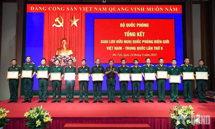 Thượng tướng Hoàng Xuân Chiến, Thứ trưởng Bộ Quốc phòng Bằng khen của Bộ trưởng Bộ Quốc phòng cho các tập thể. Ảnh: Minh Đức/TTXVN