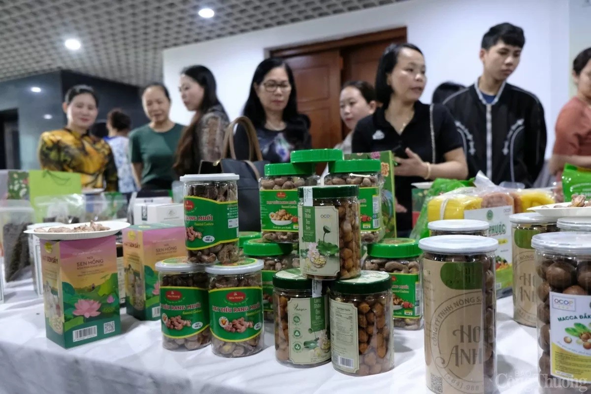 Các mặt hàng nông sản OCOP Center giới thiệu tại Hội thảo. (Ảnh: Báo Công thương)